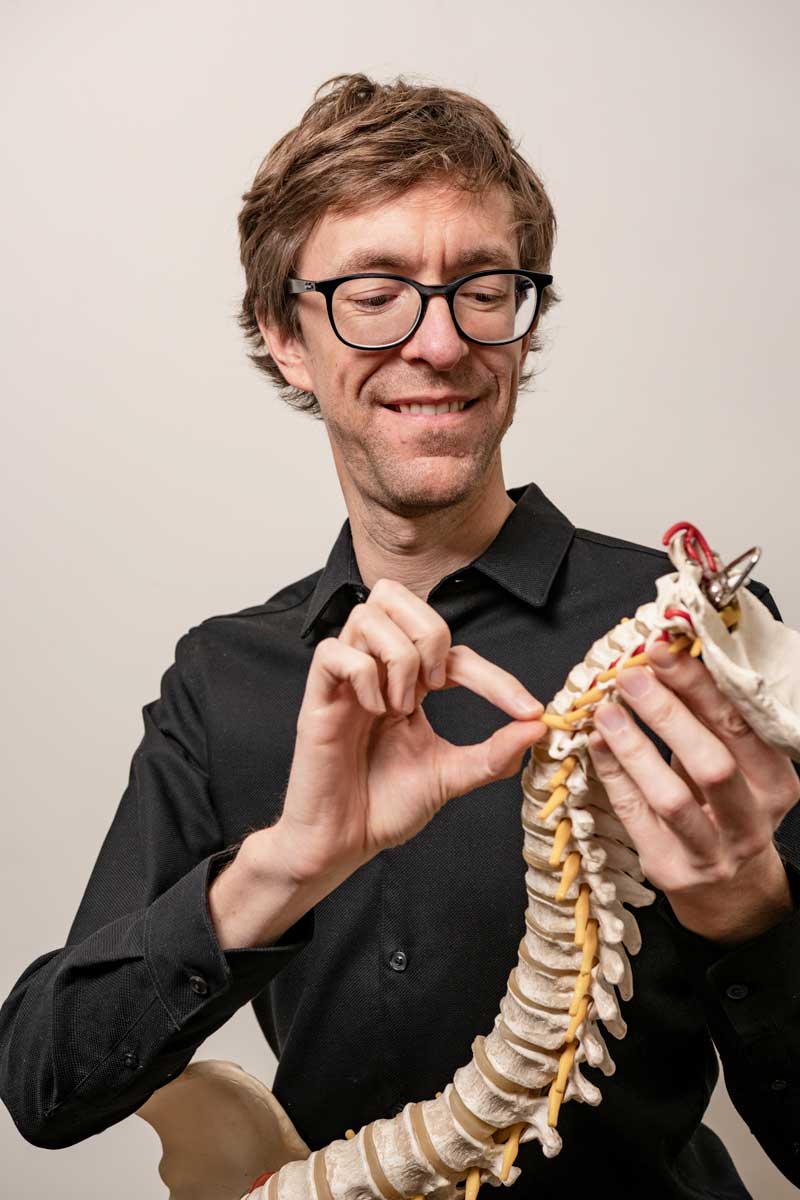 James Birdseye, especializado en el tratamiento de la columna vertebral