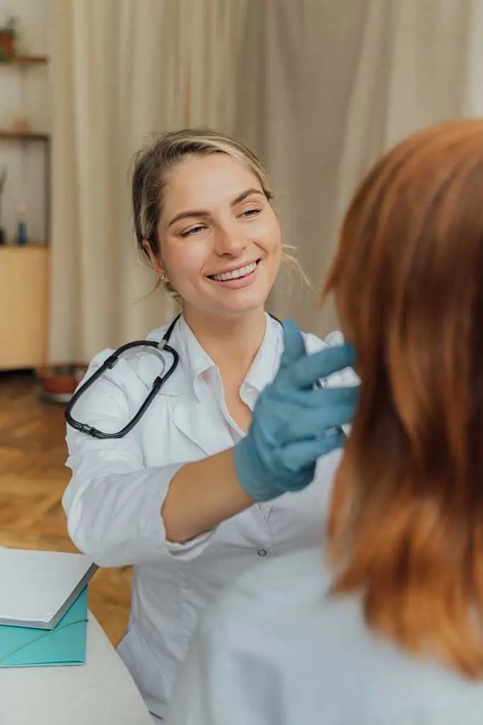 Un médico risueño examina a un paciente